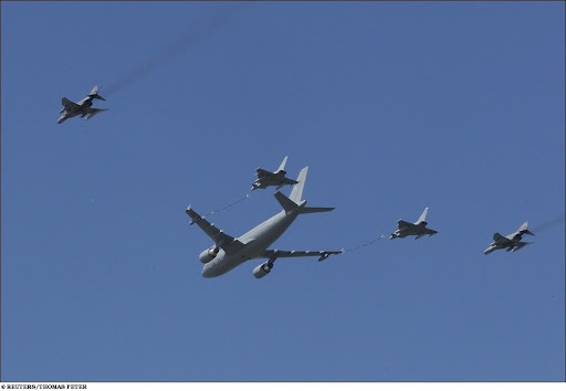 Дозаправщик Airbus A 310 MRTT выполняет имитацию дозаправки самолётов Eurofighter в сопровождении истребителей Tornado